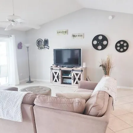 The Playful Pelican Cape Coral Exterior photo
